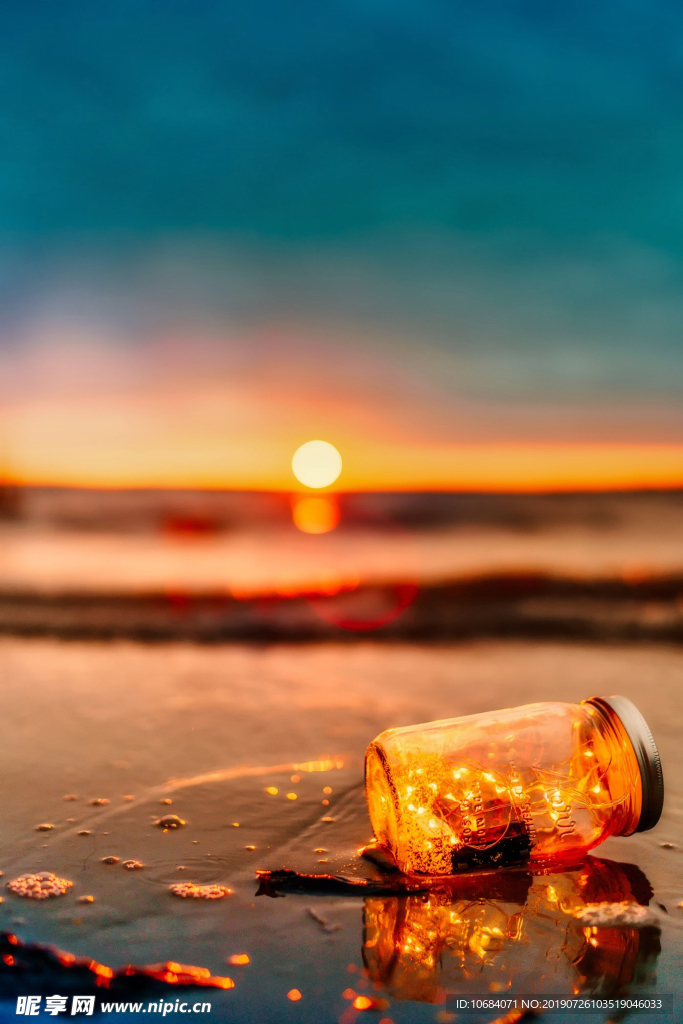 夕阳落日下的漂流瓶