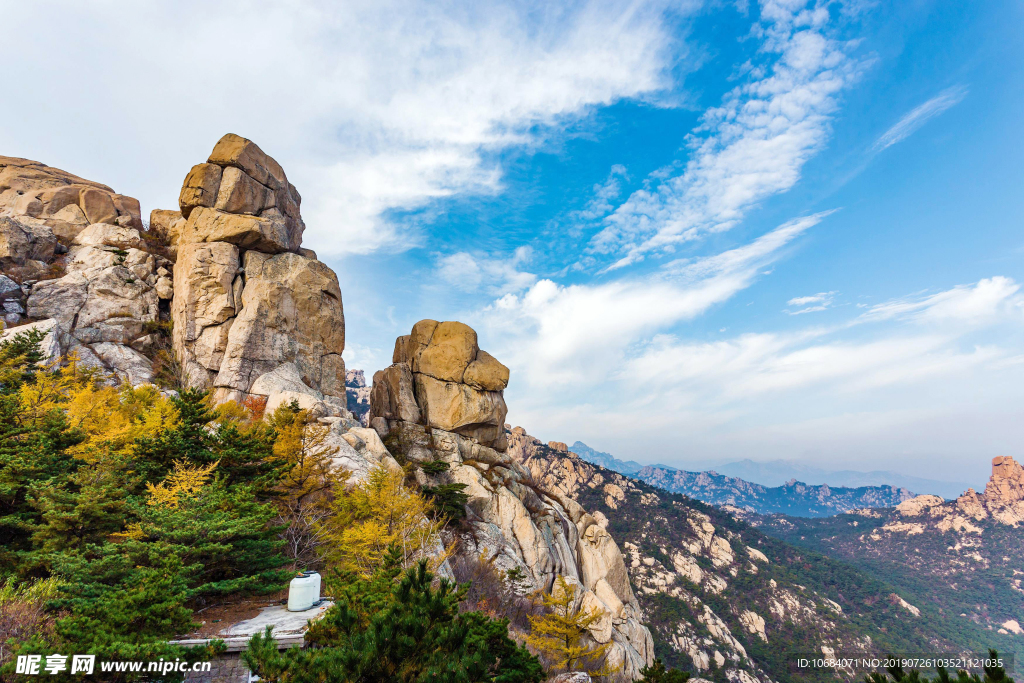 高清岩石山峰背景