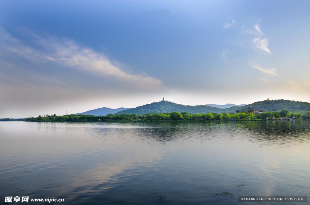 唯美湖面山水风景