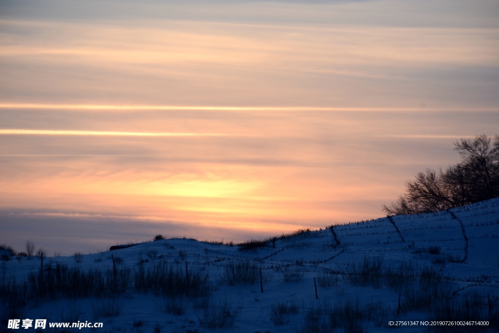 雪原沙海的夕阳