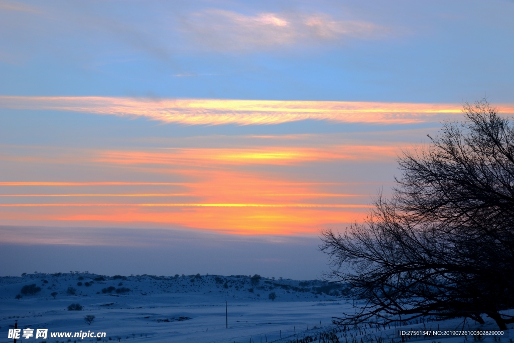 雪原沙海的夕阳