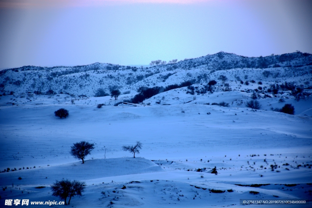 夜晚的沙海雪原