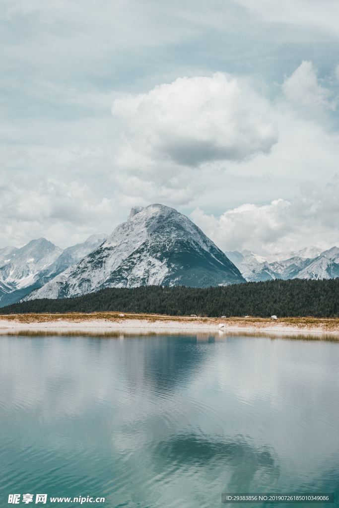 雪山冰湖