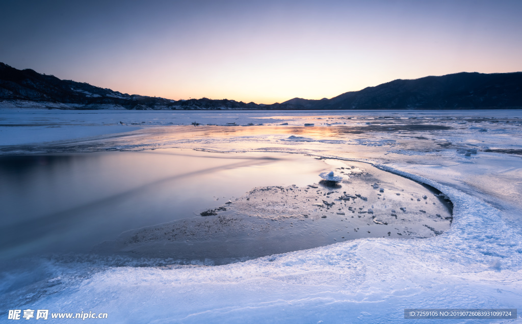 冰雪河流风景