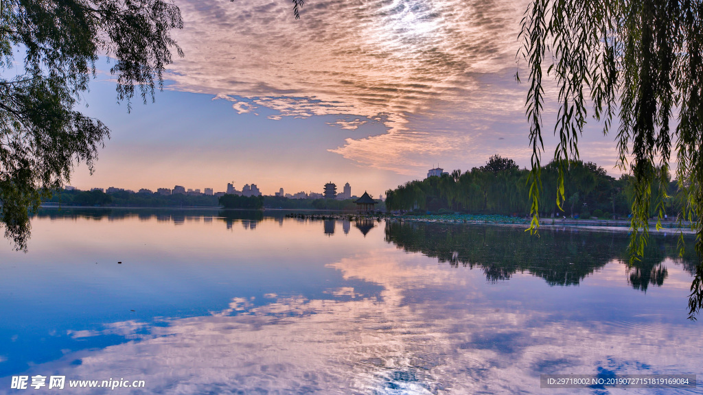 大明湖风景画