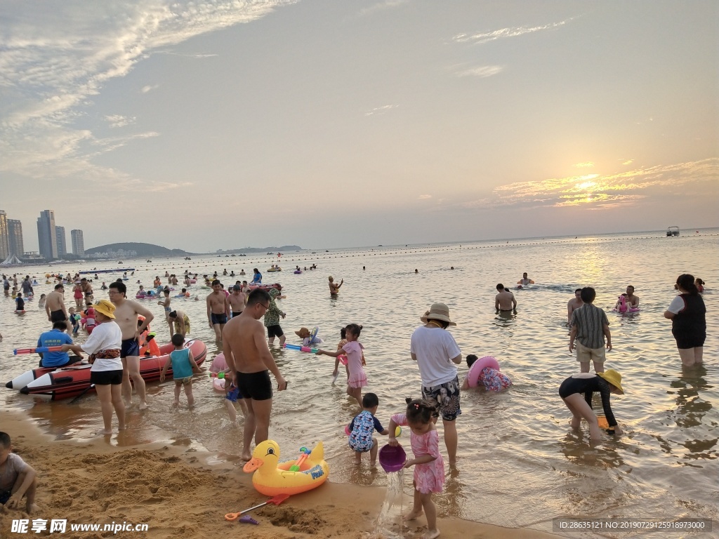 海边 沙滩 阳光  人 夏天