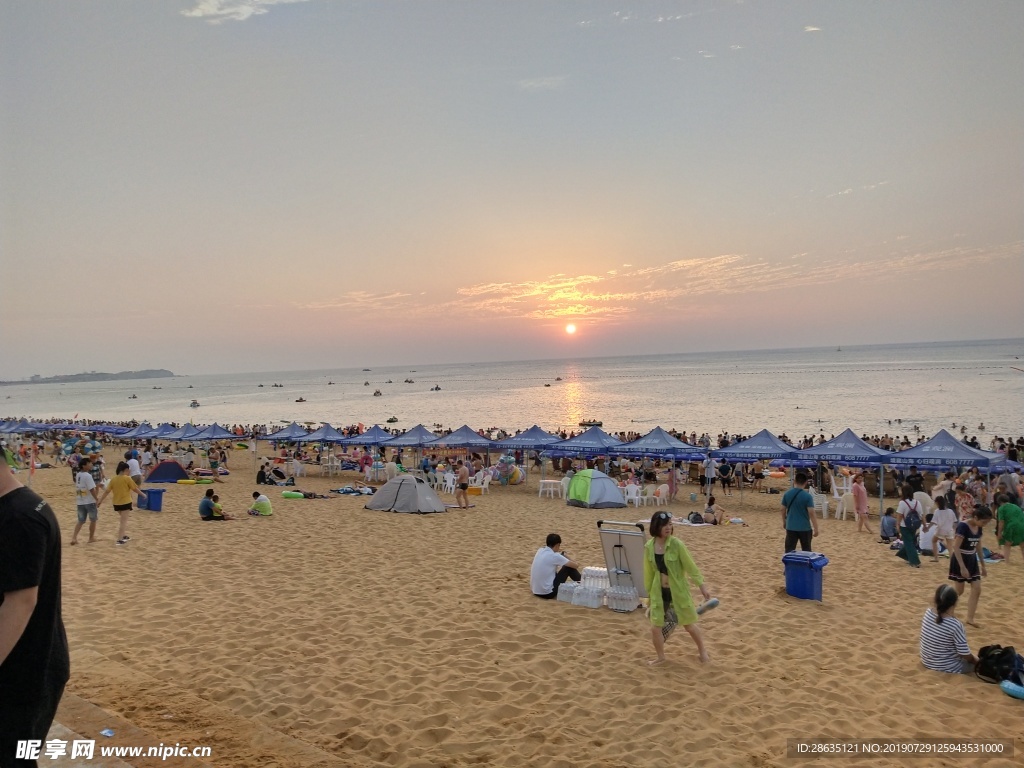 海边 沙滩 阳光  人 夏天