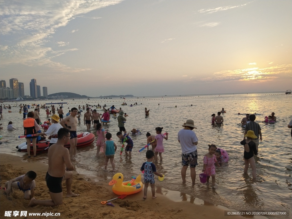 海边 沙滩 阳光  人 夏天