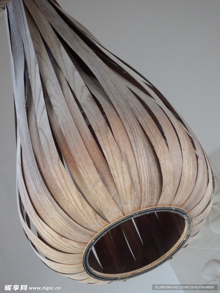不寻常的木制灯罩