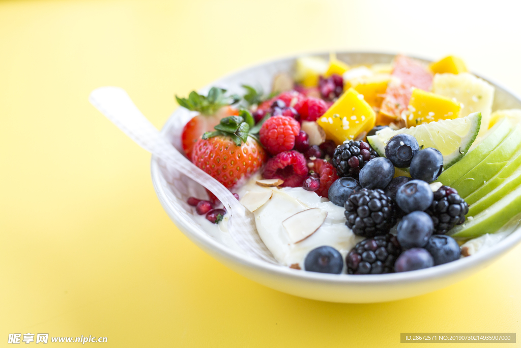 果盘 草莓 蓝莓 桑葚