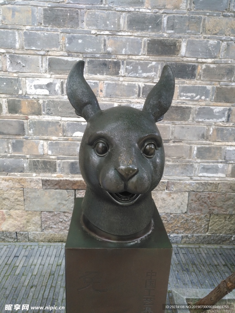 兔子青铜雕塑