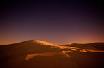 夜晚下的沙漠