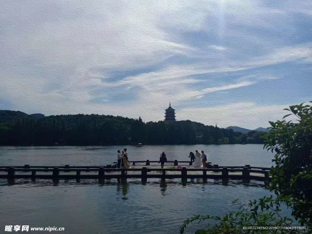 远眺雷峰塔摄影图