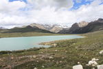 姐妹湖 雪山 湖水 草坪 山路