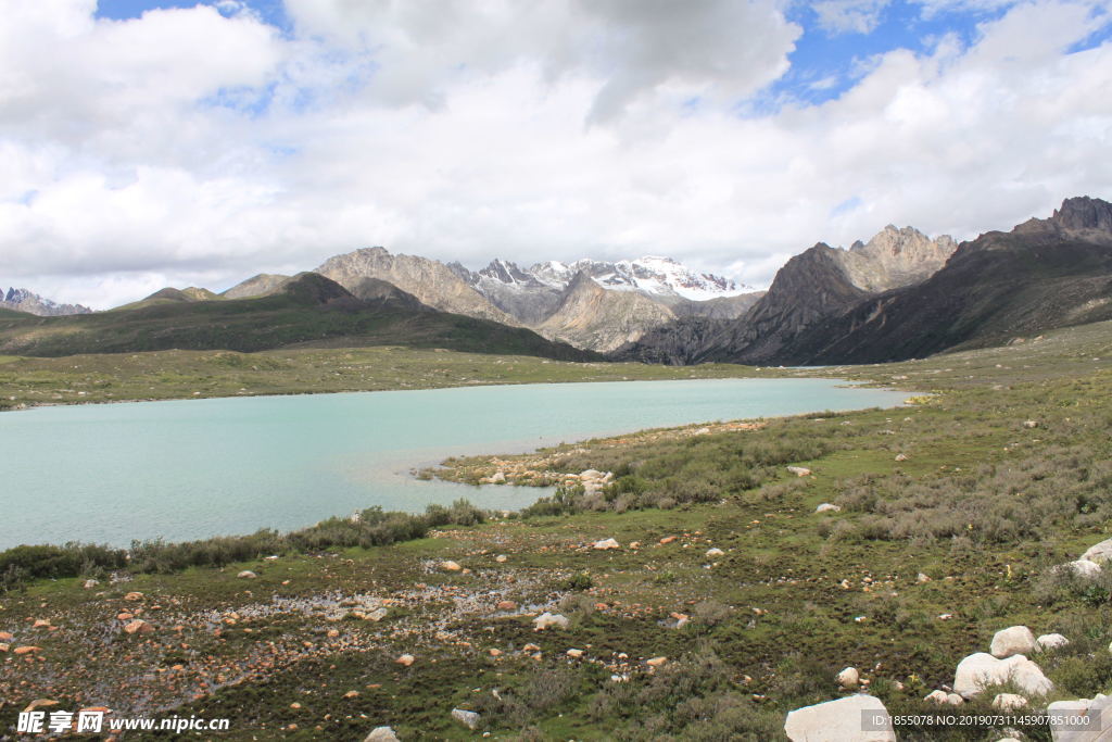 姐妹湖 雪山 湖水 草坪 山路