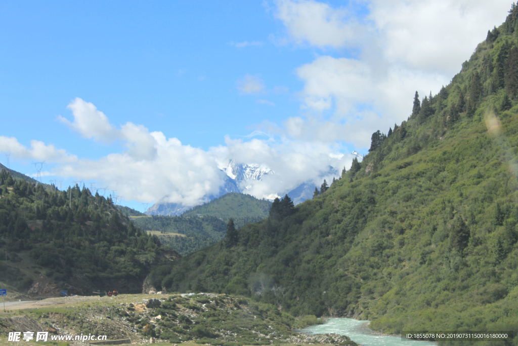 雪山 蓝天 白云 高山 树 水