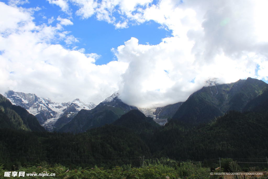 雪山 蓝天 白云 水 高山 树