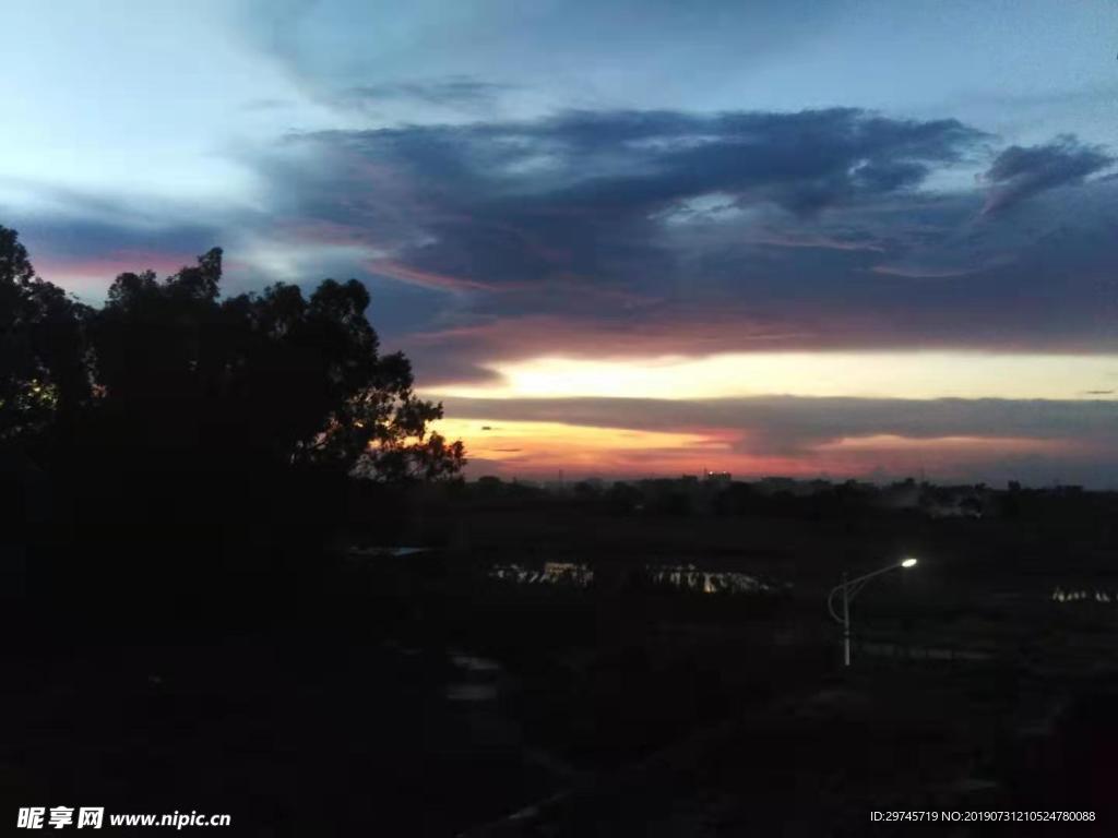 村落下的夕阳