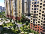 高楼绿树
