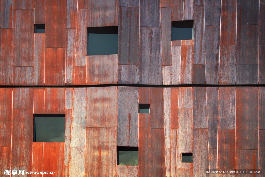 小方形窗户镶嵌在铜质建筑的一侧