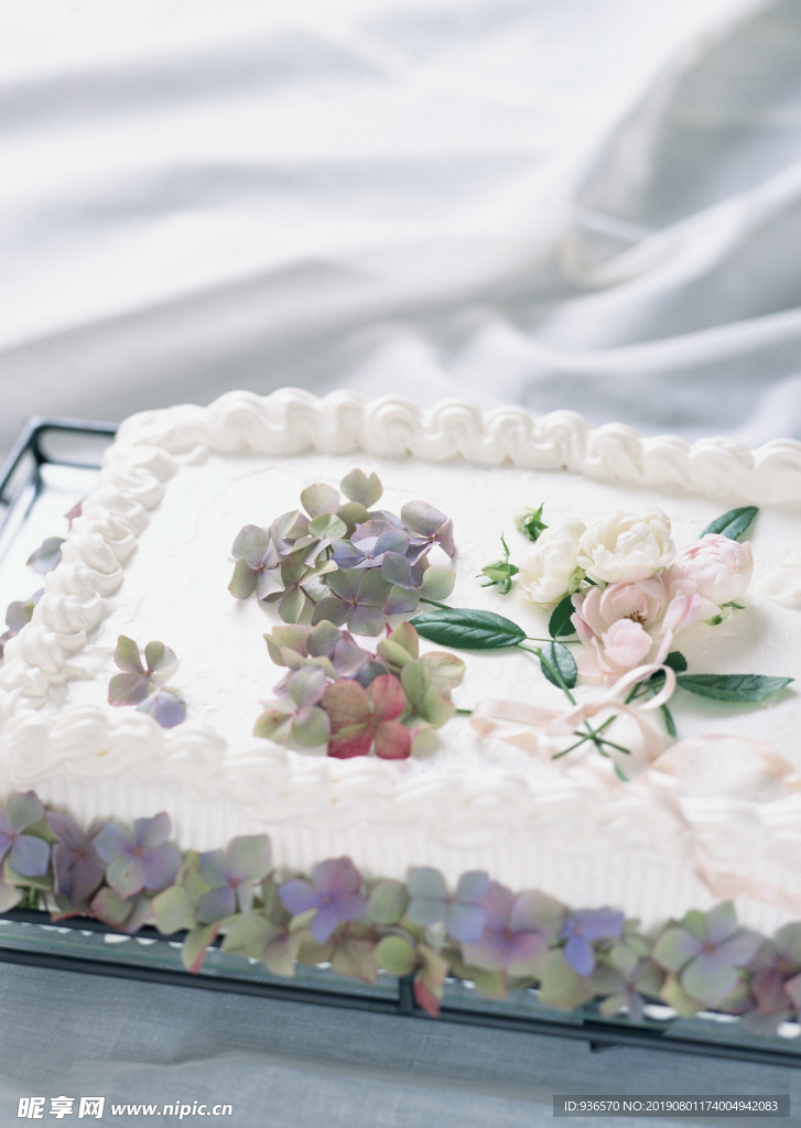 铁架上的花式蛋糕摄影