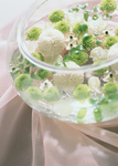 玻璃罐中的浅色花朵