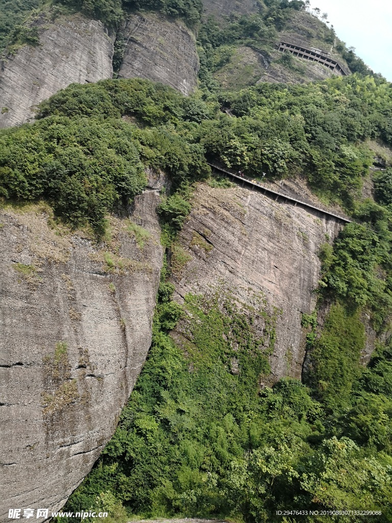 巨石盘旋