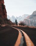 弯曲的峡谷路