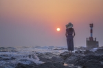 夕阳下海边的女孩