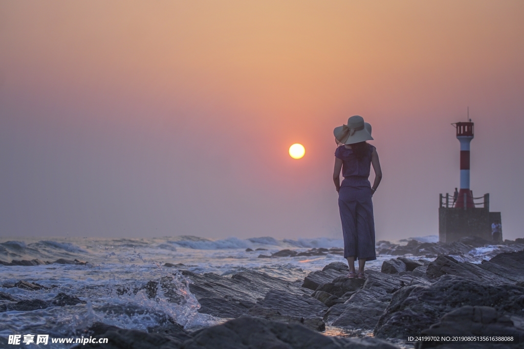 夕阳下海边的女孩