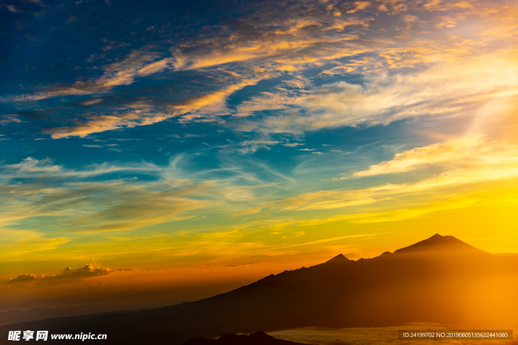 夕阳下的蓝天高山