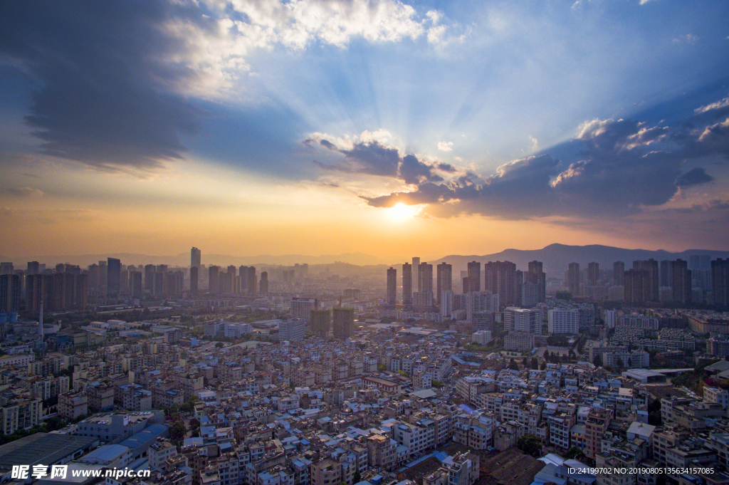 夕阳下的城市