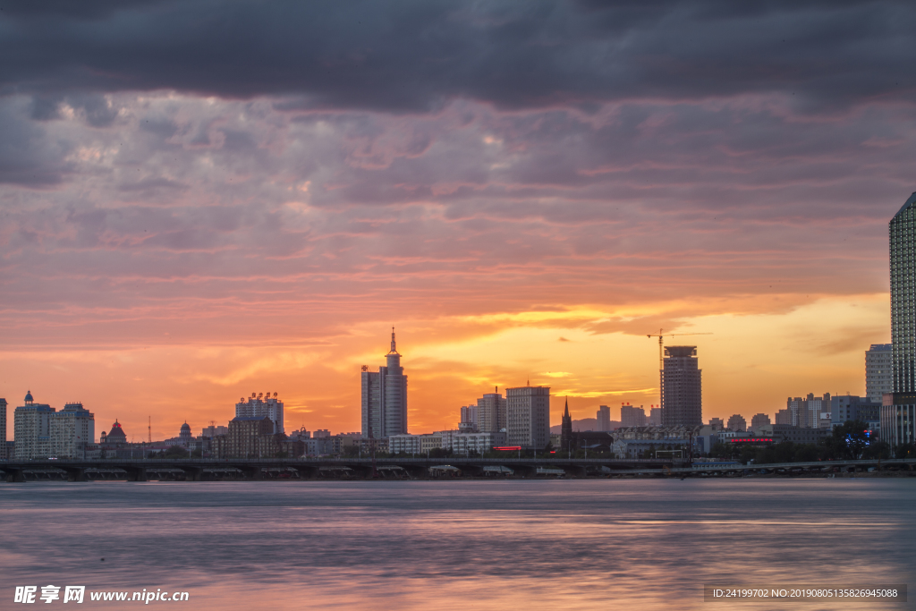 夕阳下的城市