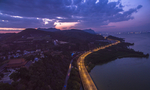 夕阳黄昏下的高速公路