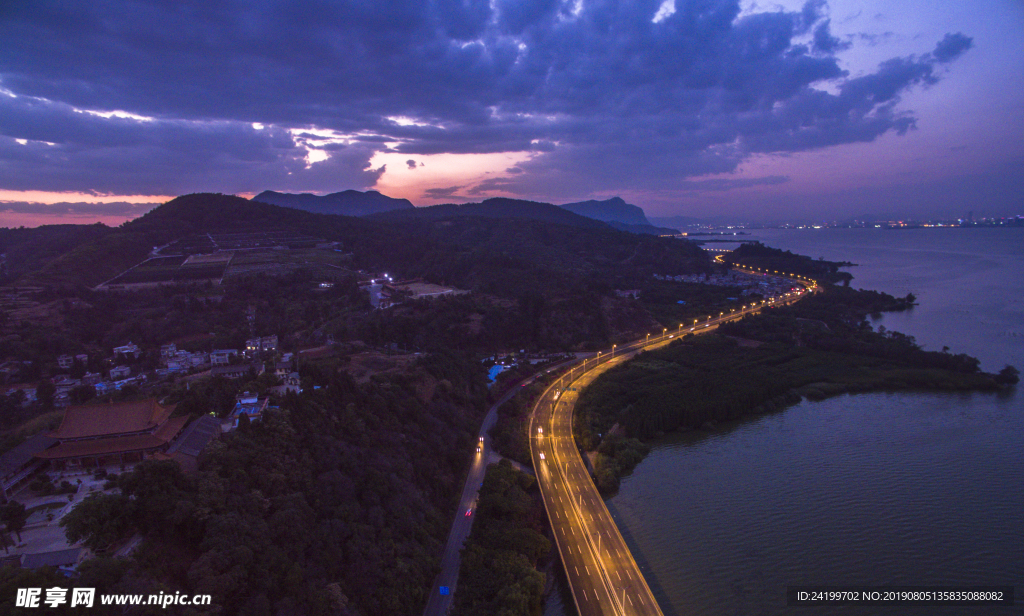 夕阳黄昏下的高速公路