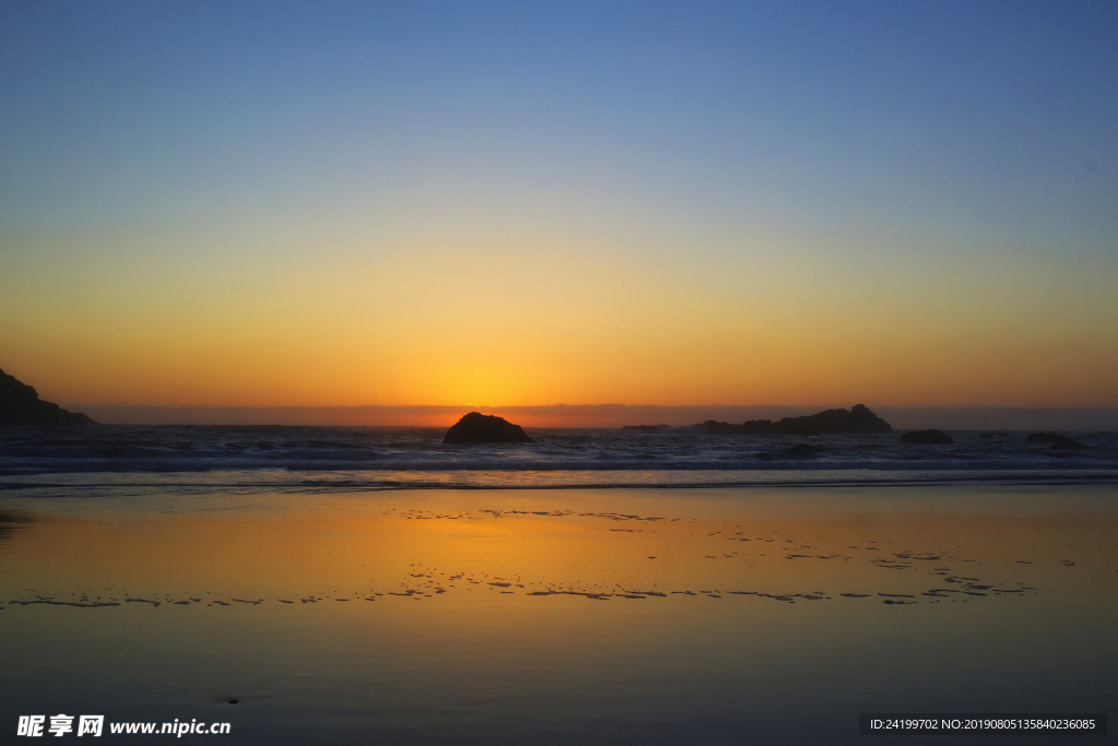 夕阳下的海岸