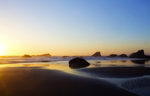 夕阳下的海边沙滩