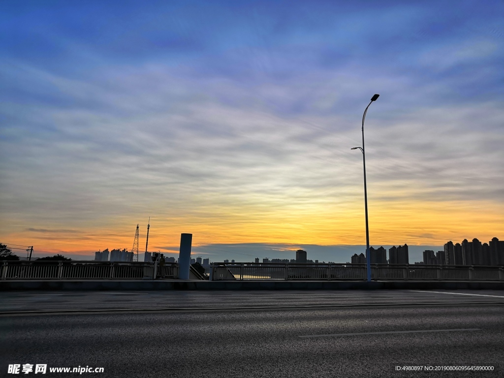 夕阳 晚霞 落日 红黄 道路