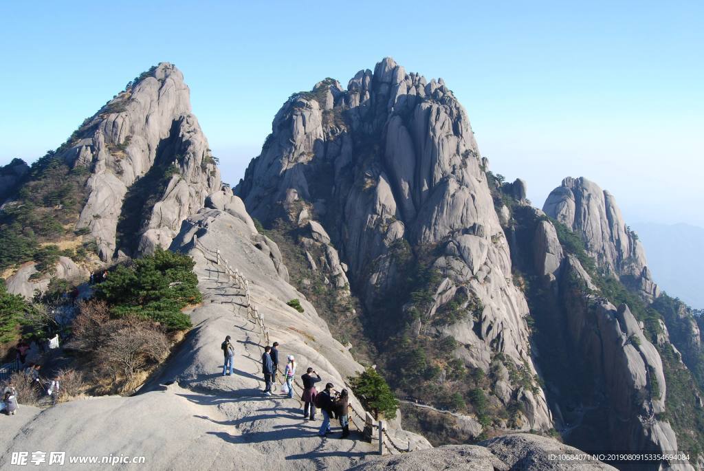 攀登山峰的人