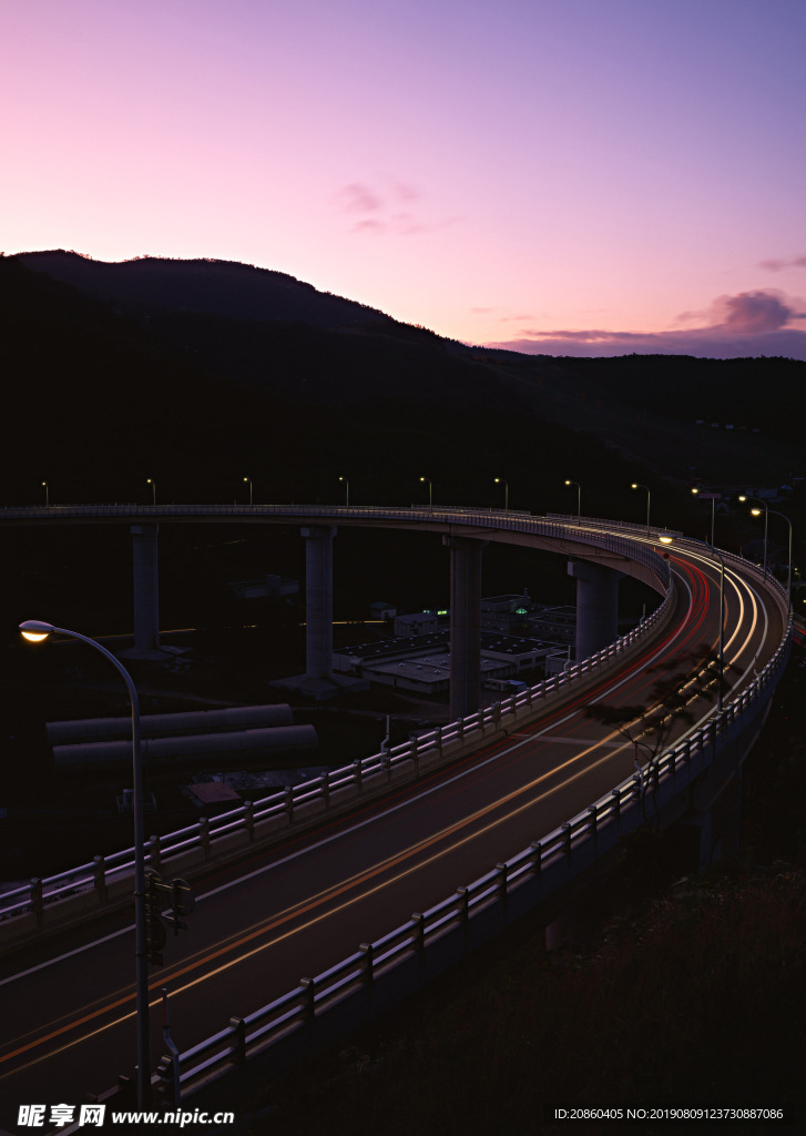 道路 沥青路 树林 郊区 弯道