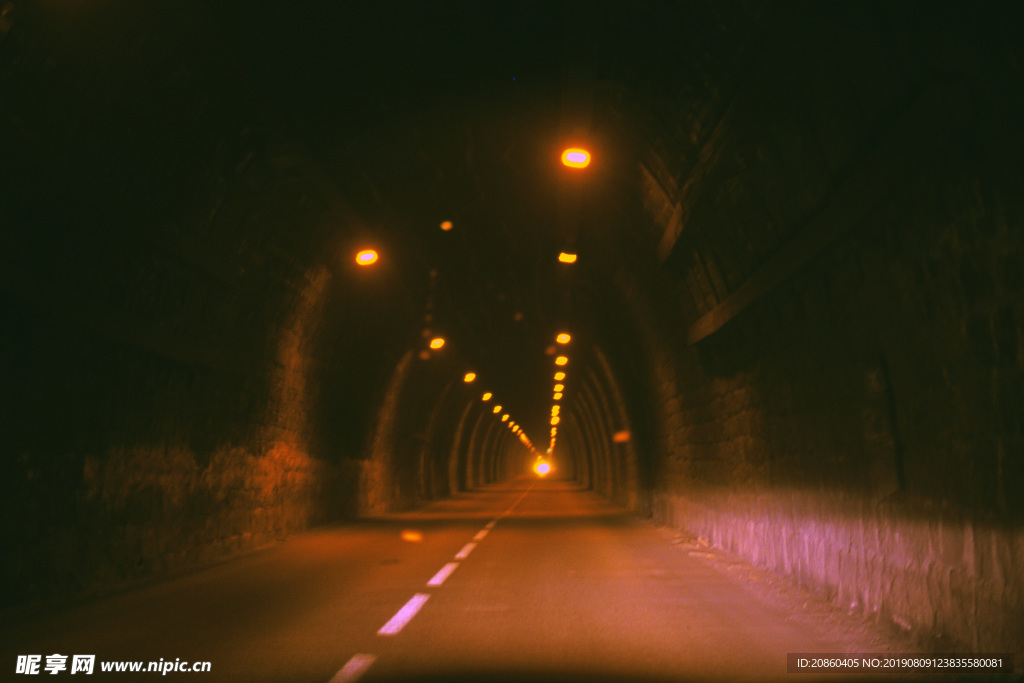 道路 沥青路 树林 郊区 弯道