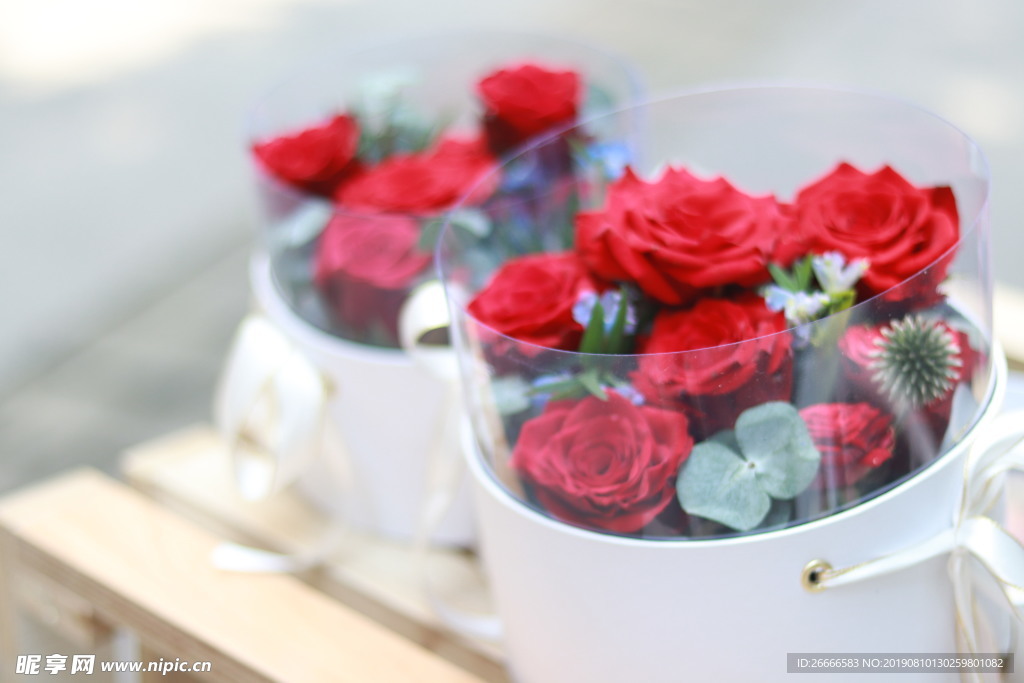 红色玫瑰花束