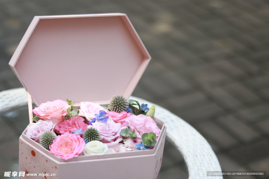 粉色礼盒玫瑰花