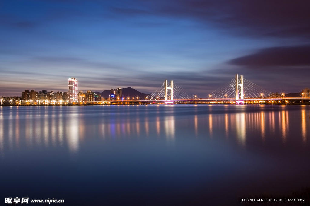 大桥河流城市夜景