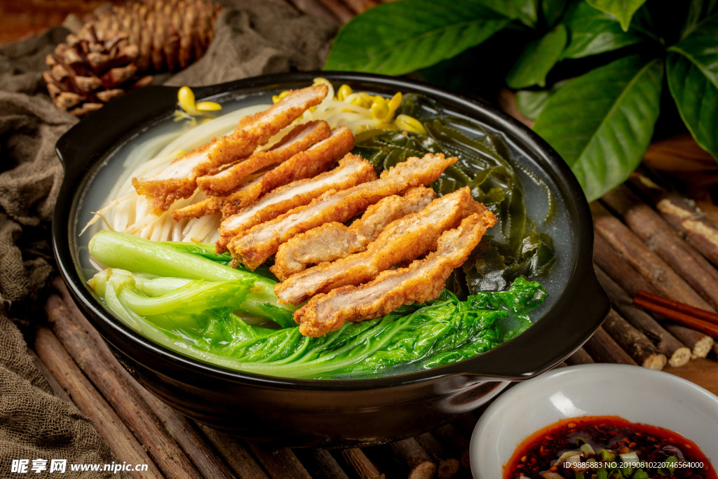 酥肉砂锅