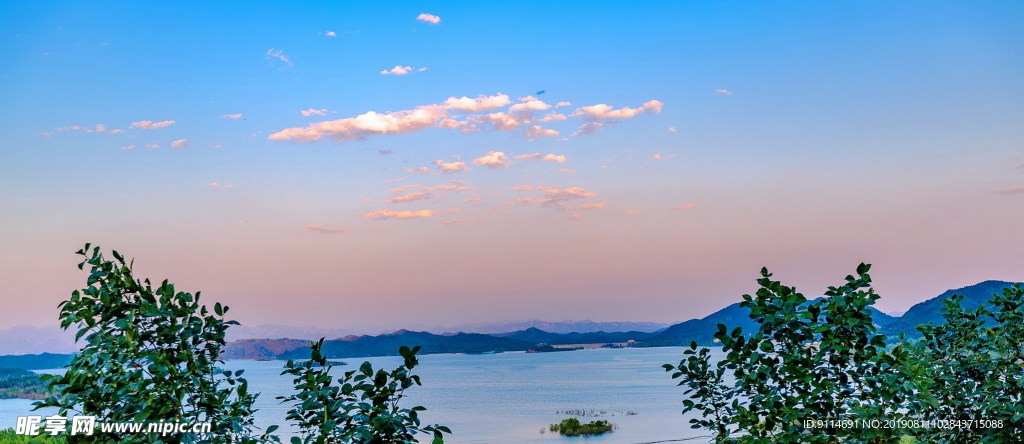 海上白云