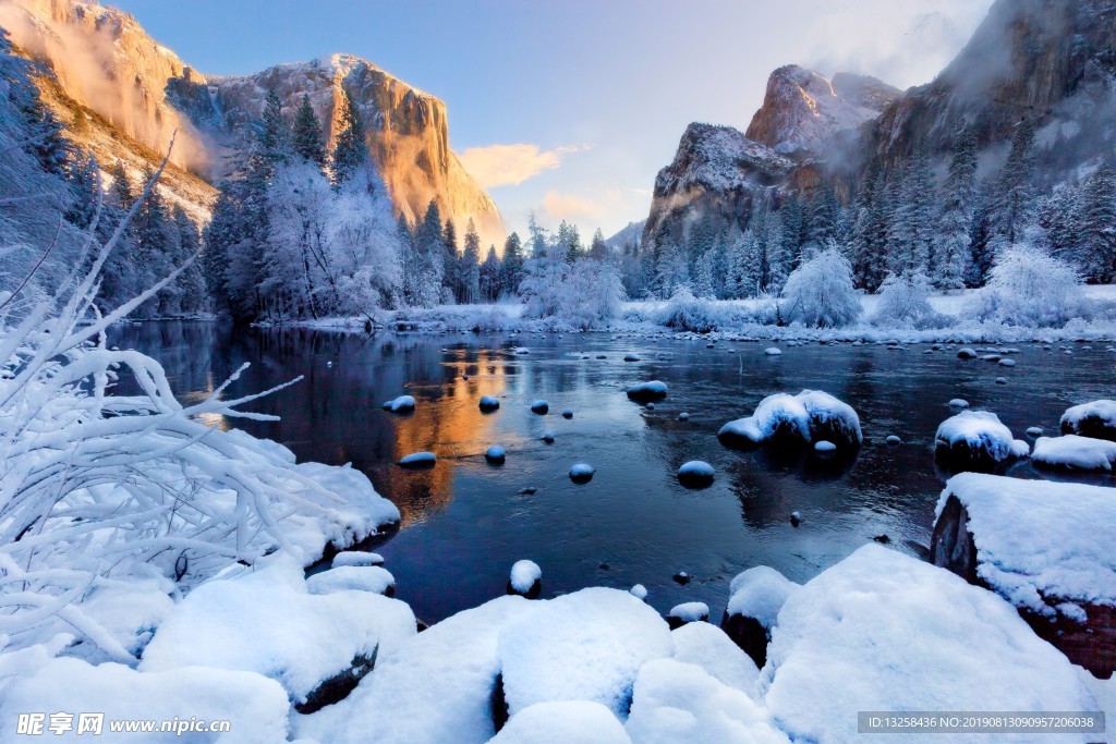 大雪河流群山树林风景