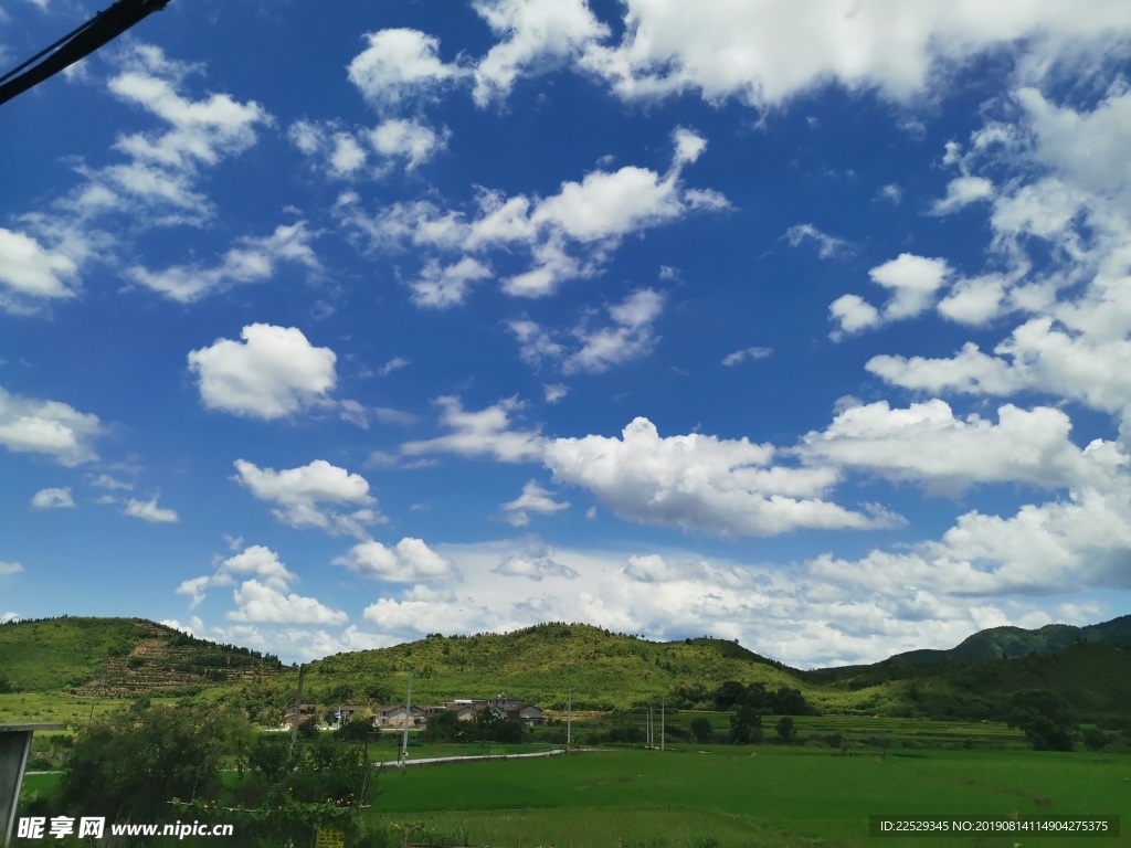 蓝天白云远山绿野