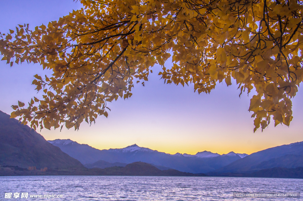 雪山下的夕阳