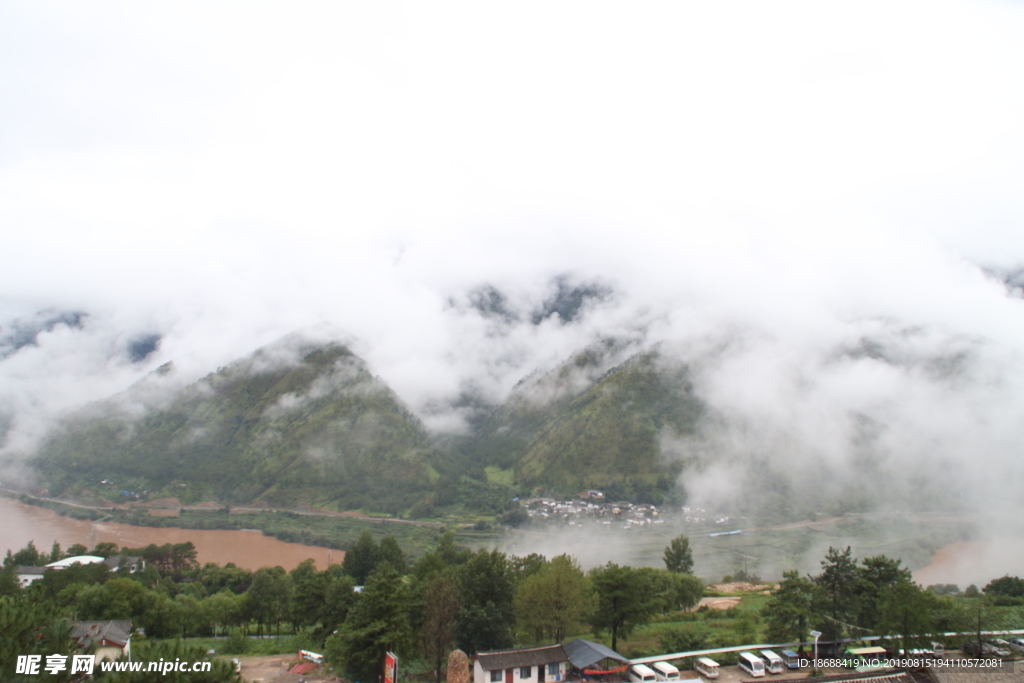 云雾缭绕的山峰